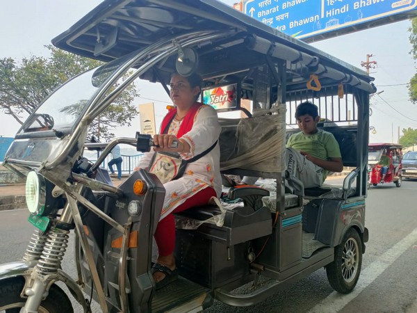 Jyoti Verma along with her son driving the e-rickshaw (Photo/ANI)