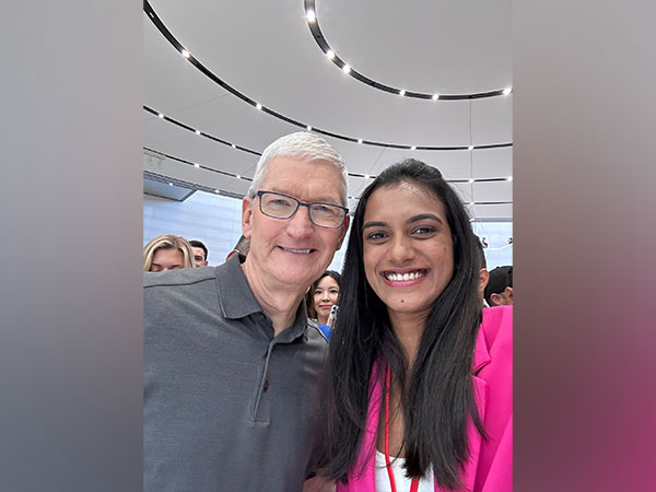 PV Sindhu, Tim Cook (Image Source: Twitter)