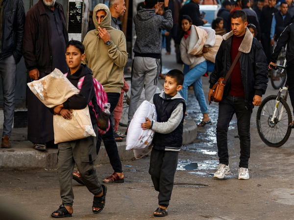 Displaced Palestinian children make their way home, during a temporary truce between Hamas and Israel (Photo Credit: Reuters)