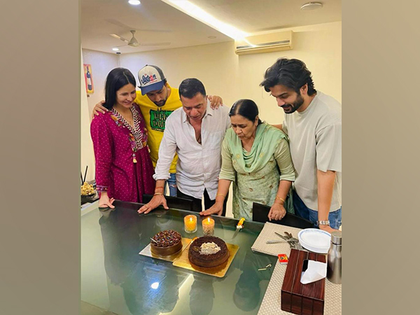 Katrina Kaif, Vicky Kaushal, Sham Kaushal, Sunny Kaushal (Image Source: Instagram)