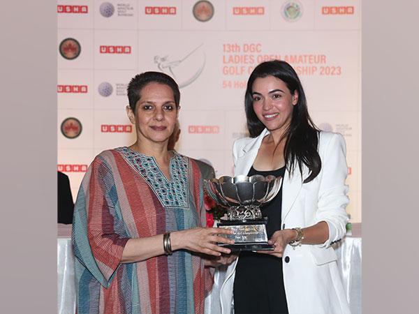 Gauri Monga lifting DGC Ladies Amateur Open Golf Championship 2023 Trophy (Image: DGC)