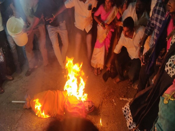 TNCC SC wing workers burn Khusbu Sundar's effigy (Photo/ANI)