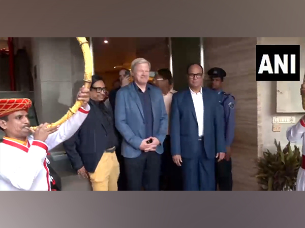 Oliver Kahn visits school in Mumbai (Photo: ANI)